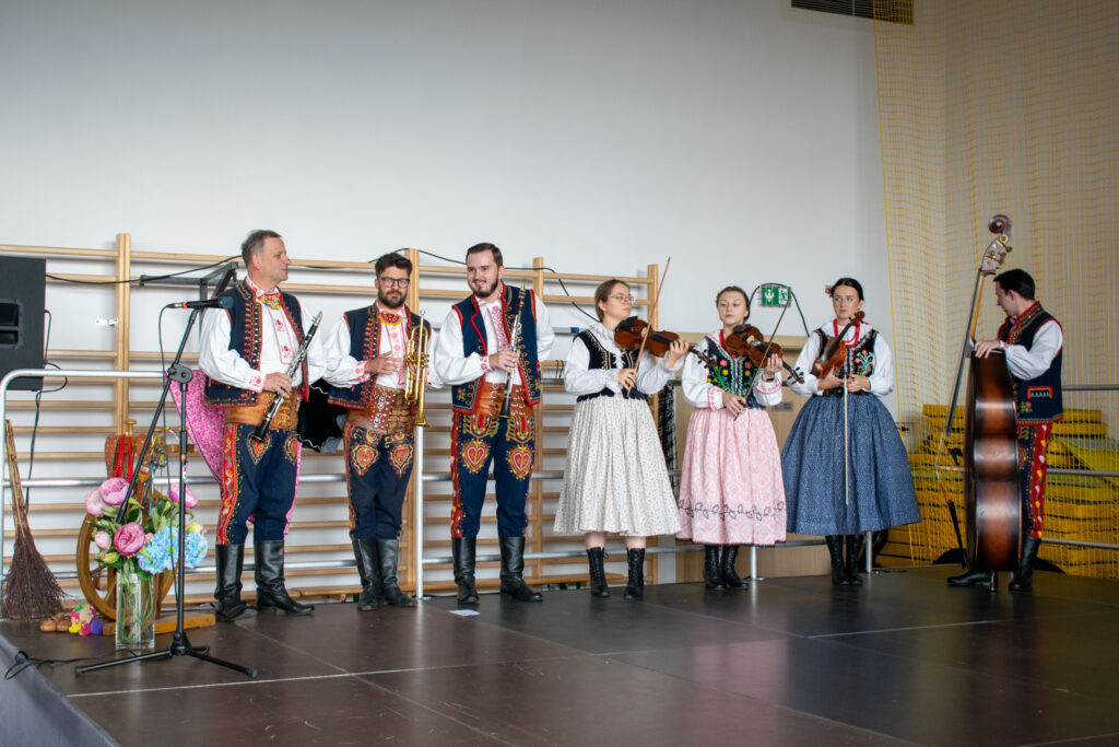 Młoda kapela na występie ludowym