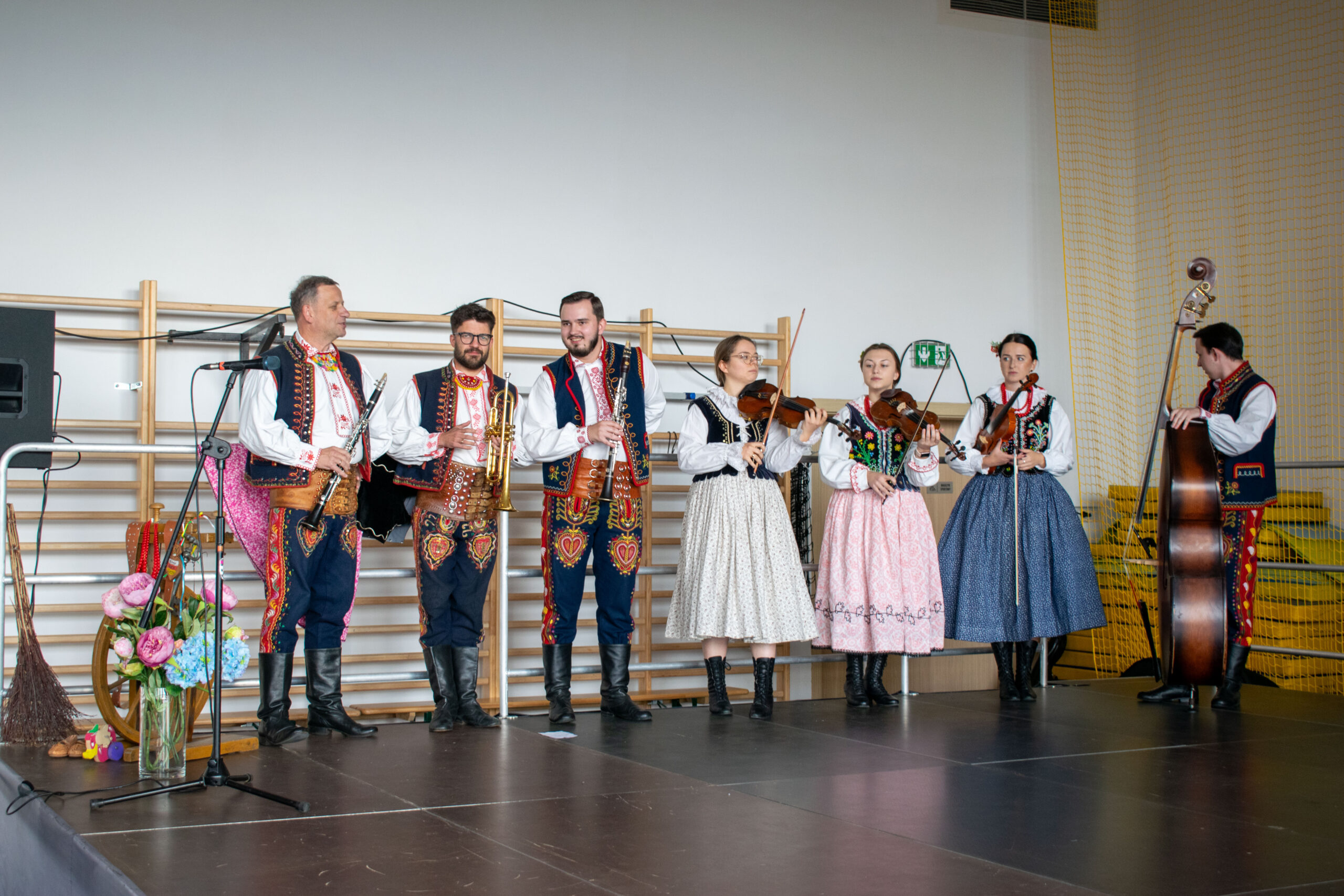 Młoda kapela na występie ludowym